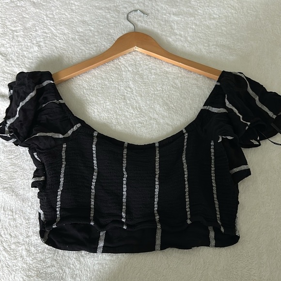 Volcom Black and White Ruffled Tie Front Crop Blouse - Picture 4 of 7